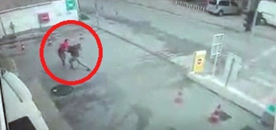 Akaryakıt İstasyonunda Bıçaklı Dehşet Anları Kamerada