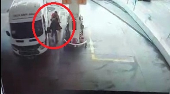 Akaryakıt İstasyonunda Bıçaklı Dehşet Anları Kamerada