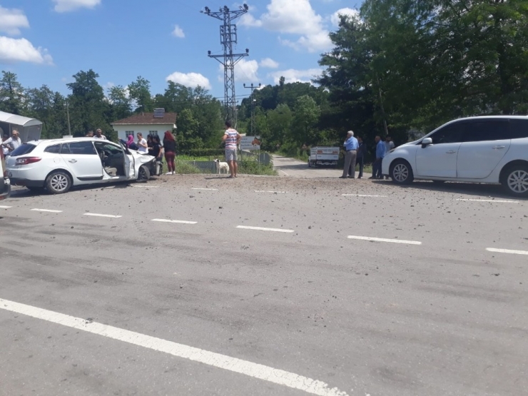 Virajı Alamayan Otomobil Durağa Çarptı: 5 Kişi Ölümden Döndü