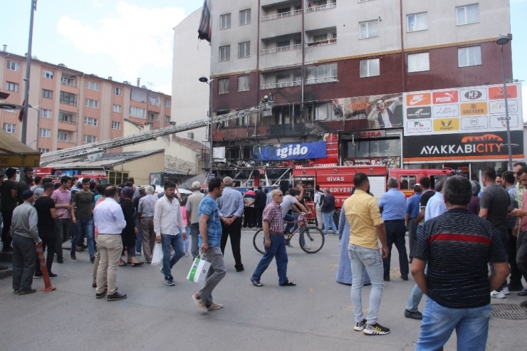 Sivas’ın En İşlek Caddesinde Çıkan Yangın Korkuttu
