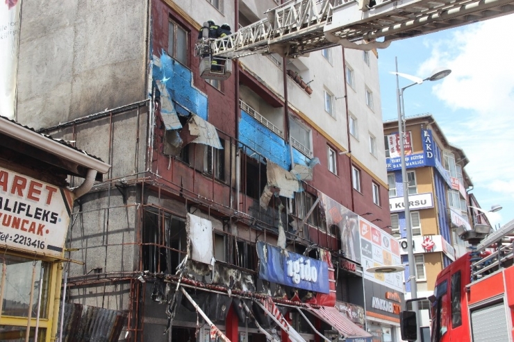 Sivas’ın En İşlek Caddesinde Çıkan Yangın Korkuttu