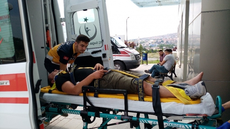 Kaza Yapan Yaralı, Telefonunu Elinden Bırakmadı