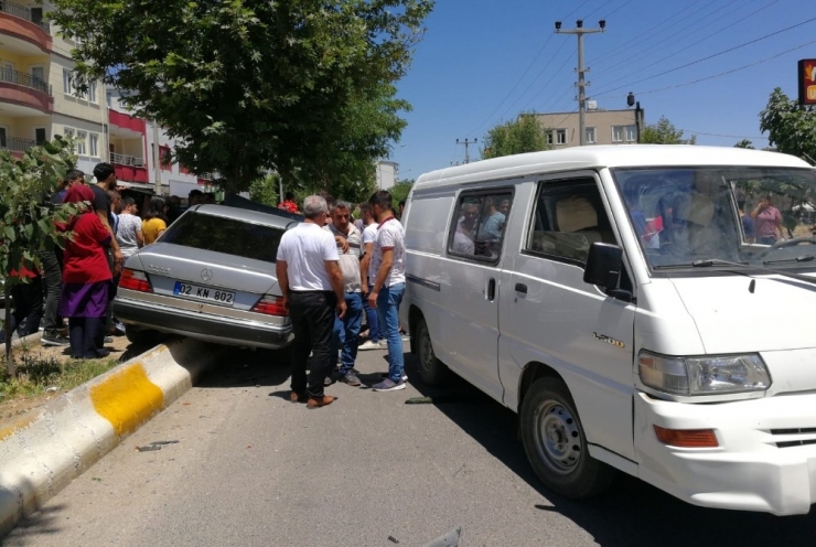 Otomobil İle Minibüs Çarpıştı