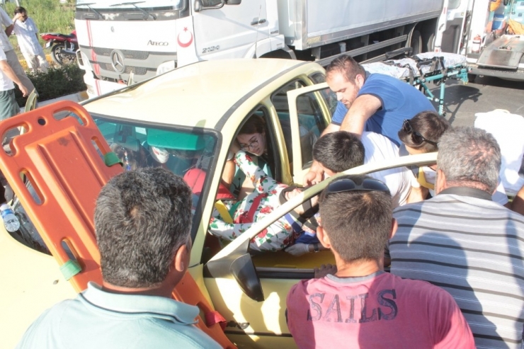 Kamyonla Otomobil Çarpıştı: 1’i Ağır 2 Yaralı