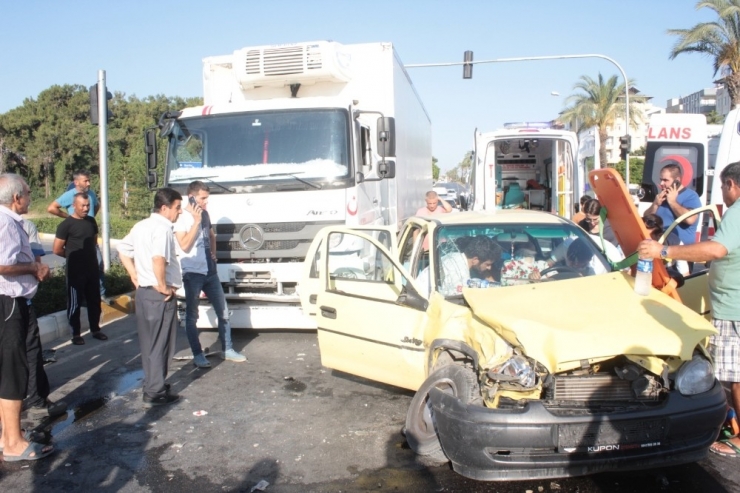Kamyonla Otomobil Çarpıştı: 1’i Ağır 2 Yaralı