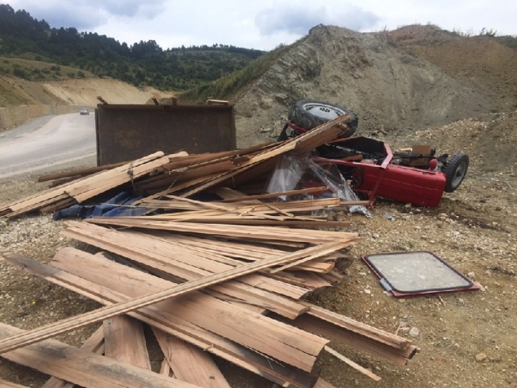 Kontrolden Çıkan Kereste Yüklü Traktör Devrildi: 1 Yaralı