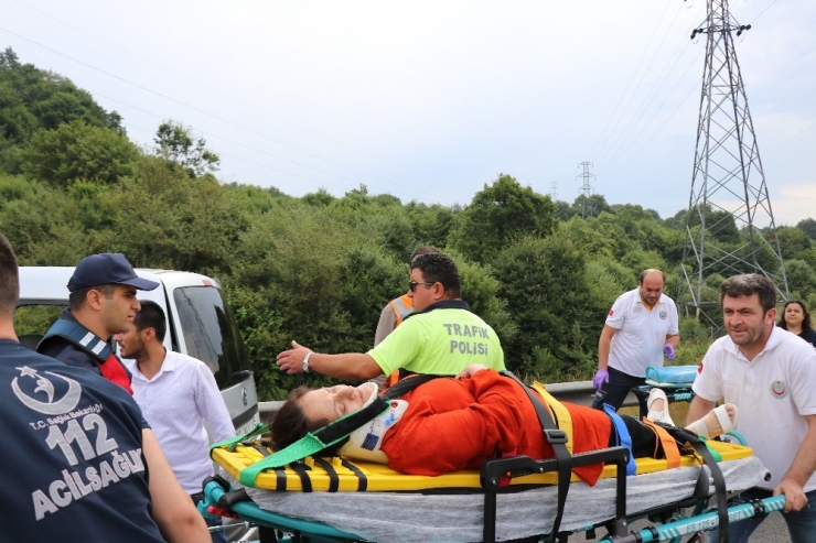 Otomobil, Tem’de Park Halindeki Hafif Ticari Araca Çarptı: 5 Yaralı