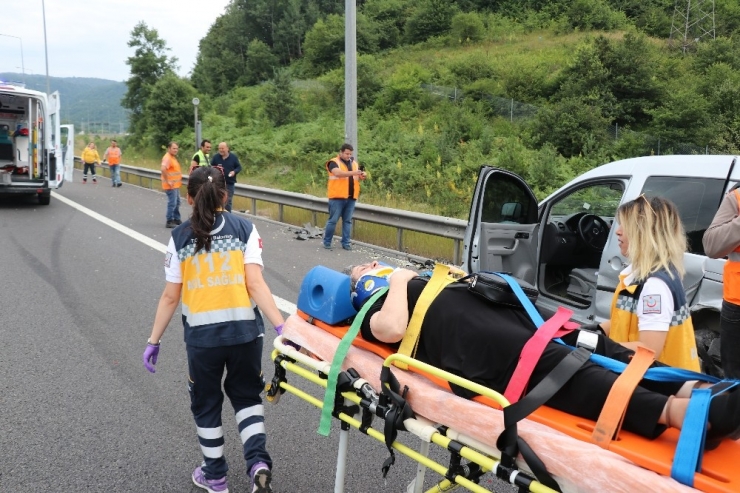 Otomobil, Tem’de Park Halindeki Hafif Ticari Araca Çarptı: 5 Yaralı