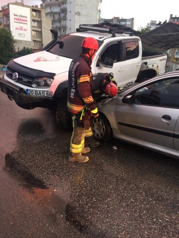 3 Araç Birbirine Girdi: 3 Yaralı