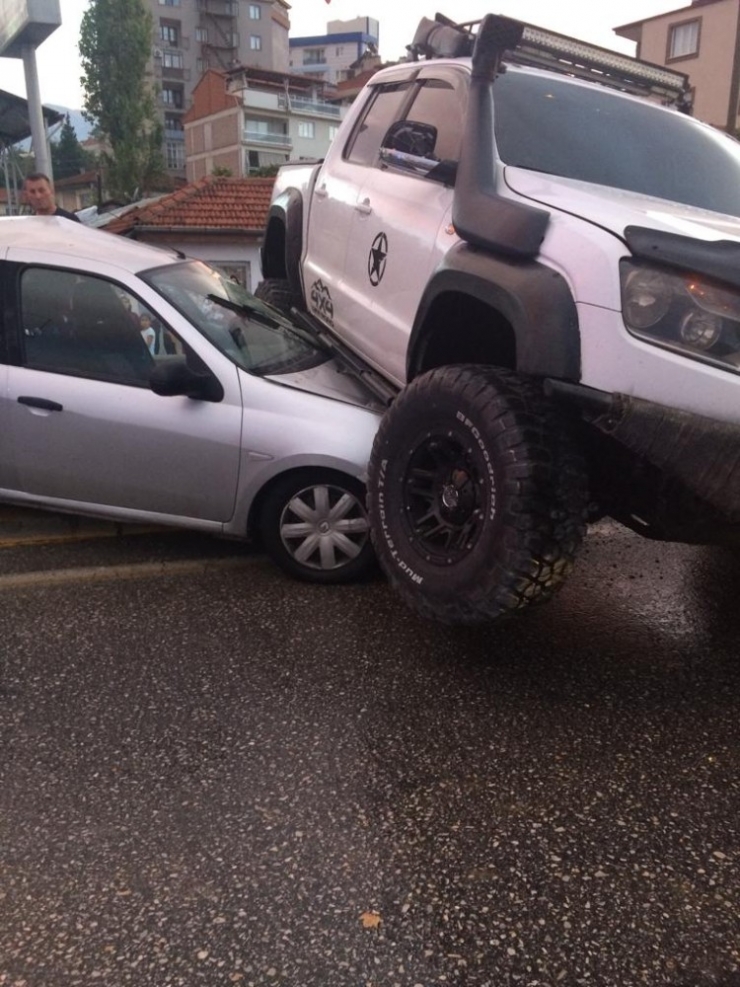 3 Araç Birbirine Girdi: 3 Yaralı