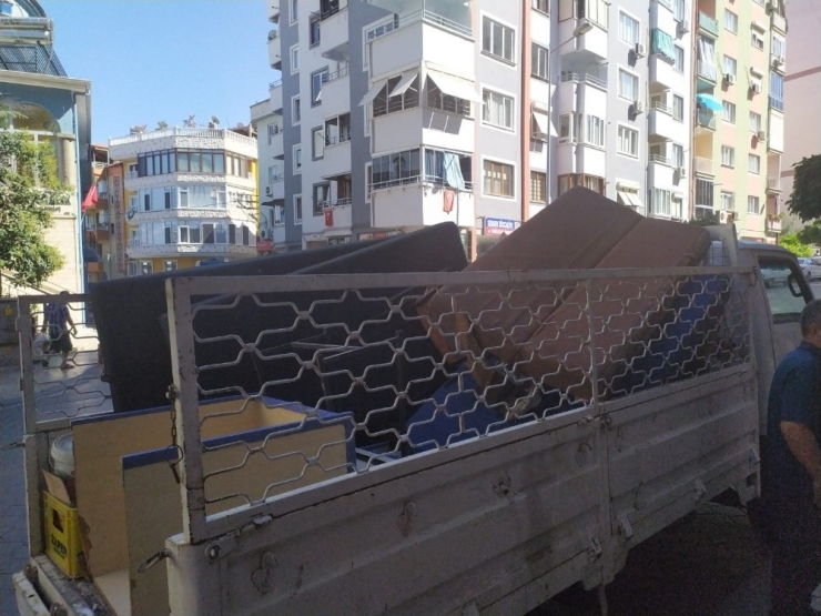 Seyir Halindeki Otomobilin Üzerine 5’inci Kattan Atılan Koltuk Düştü