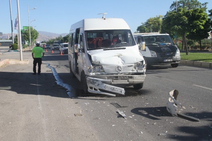 Elazığ’da Minibüsler Çarpıştı: 6 Yaralı
