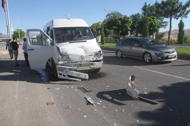 Elazığ’da Minibüsler Çarpıştı: 6 Yaralı
