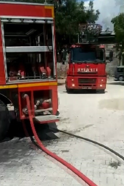 Hurdaları Yakmak İsterken Depoyu Yaktı