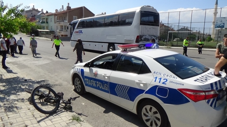 Servis Otobüsüne Çarpan Bisiklet Sürücüsü Çocuk Yaralandı