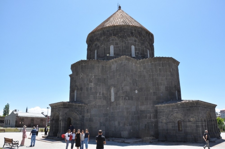 Kars Kümbet Cami Yoğun İlgi Görüyor