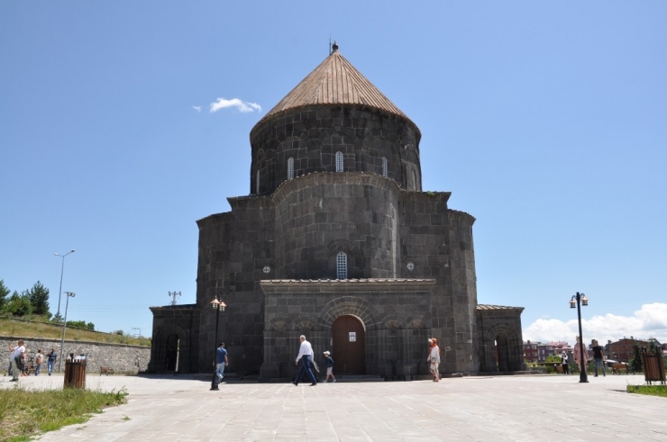 Kars Kümbet Cami Yoğun İlgi Görüyor