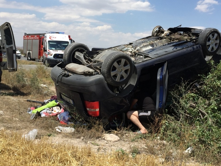 Otomobilin Takla Atarak Ters Döndüğü Kazadan Yara Almadan Kurtuldular