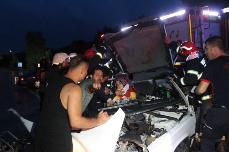 Kocaeli’de 2 Otomobil Kafa Kafaya Çarpıştı: 2’si Çocuk 5 Yaralı