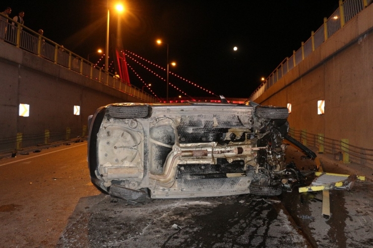 Otomobil Alt Geçide Düştü: 3 Yaralı