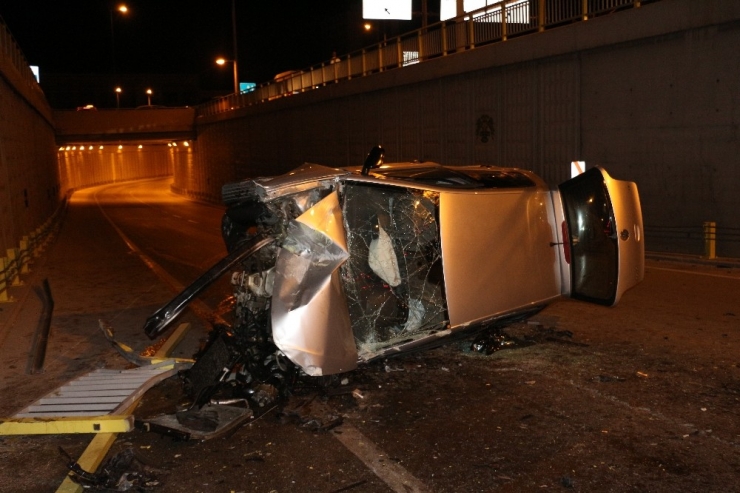 Otomobil Alt Geçide Düştü: 3 Yaralı