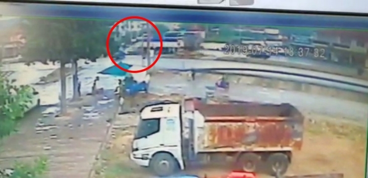 Manisa’da Kavşaktaki Kaza Güvenlik Kamerasına Yansıdı