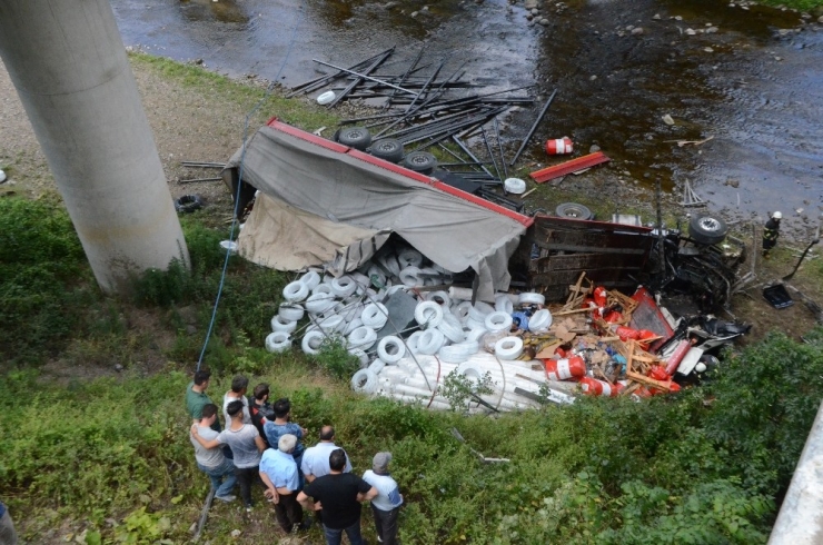 Lastiği Patlayan Tırdan Atladı, Yaralı Olarak Kurtuldu