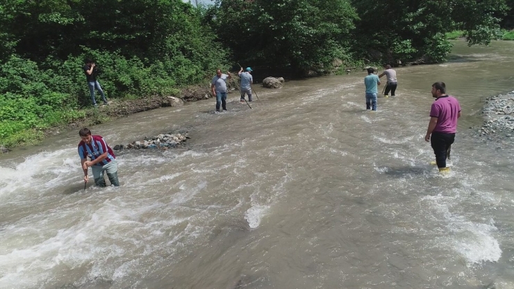 Selde Kaybolan Arkadaşlarını Bulmak İçin 20 Kişilik Ekip Kurdular