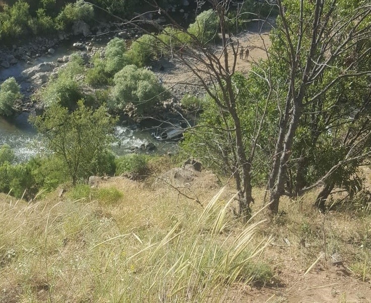 Otomobil Çaya Uçtu: 1 Ölü, 2 Yaralı