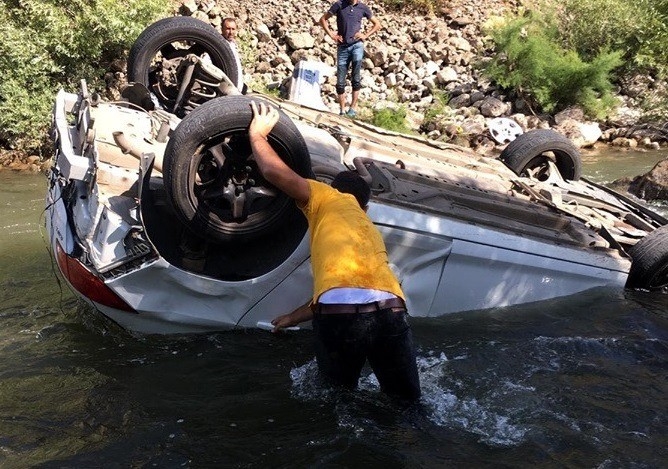 Otomobil Çaya Uçtu: 1 Ölü, 2 Yaralı