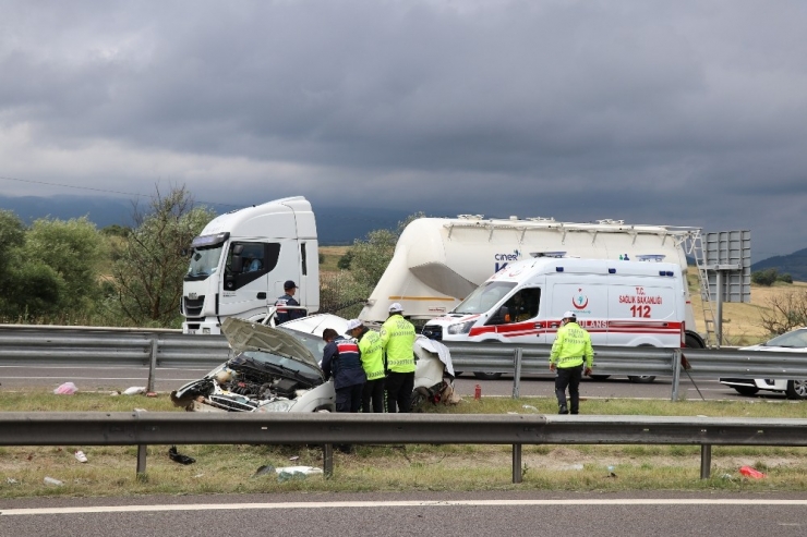 Kontrolden Çıkan Otomobil Refüje Uçtu: 5 Yaralı