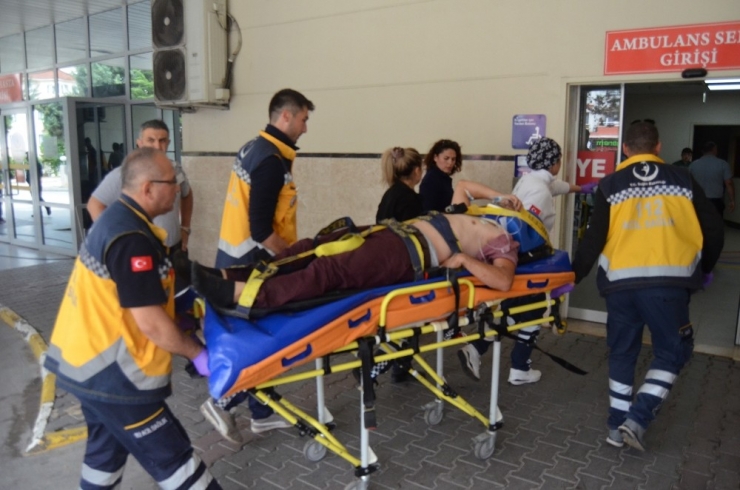 Kontrolden Çıkan Otomobil Refüje Uçtu: 5 Yaralı