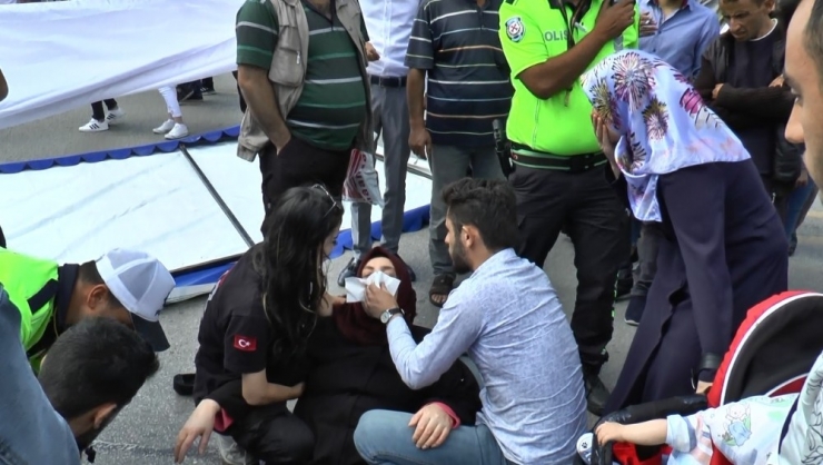 Devrilen Standın Altında Kalan Kadın Yaralandı