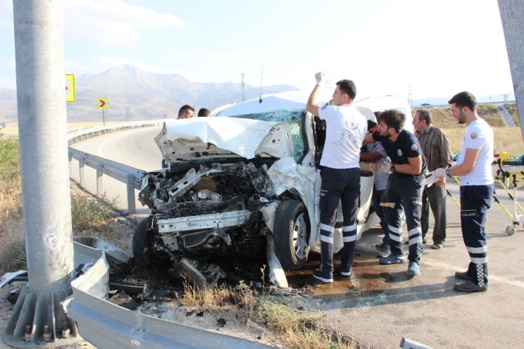 Kaza Sonrası Sıkışan Sürücü İçin Herkes Seferber Oldu