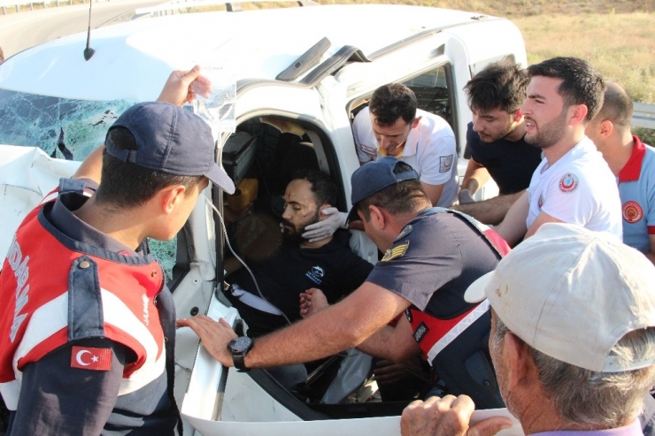 Kaza Sonrası Sıkışan Sürücü İçin Herkes Seferber Oldu