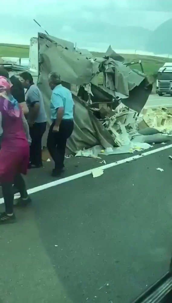 Limon Yüklü Kamyonet Devrildi: 1 Yaralı