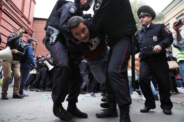 Rusya’da Yerel Seçimler Öncesi Protesto: 25 Gözaltı