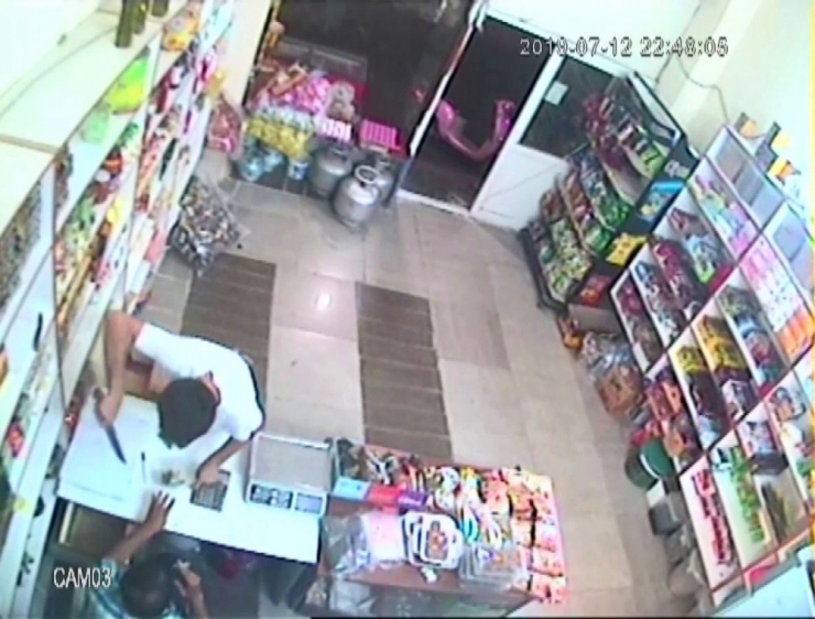 Bıçakla Tehdit Ettiği Bakkalın 350 Lirasını Gasp Etti