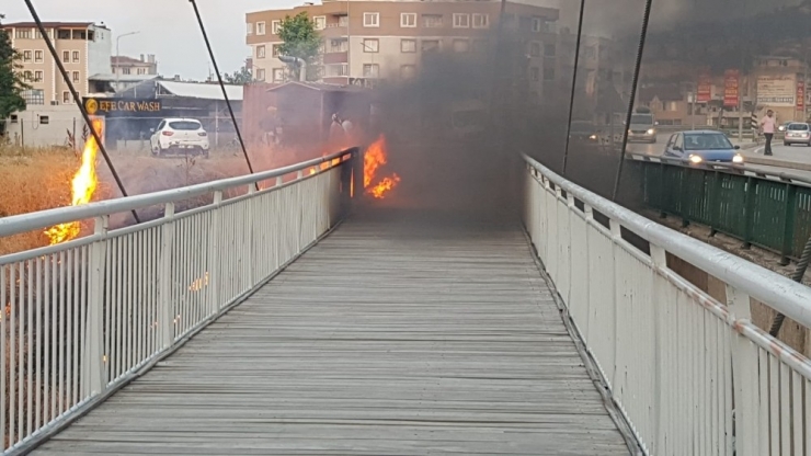 Köprü Alev Alev Yandı