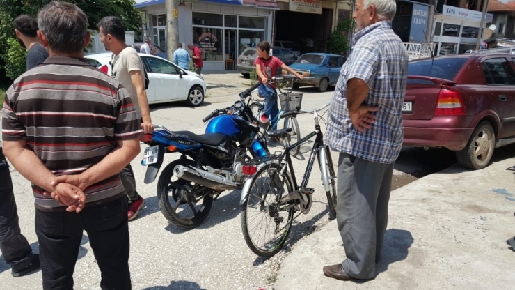 Otomobil, Bisiklet Ve Motosikletin Karıştığı Kazada 1 Kişi Yaralandı