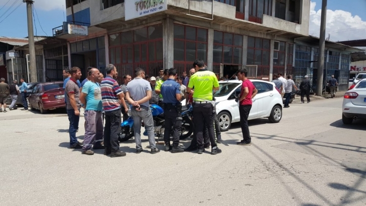 Otomobil, Bisiklet Ve Motosikletin Karıştığı Kazada 1 Kişi Yaralandı