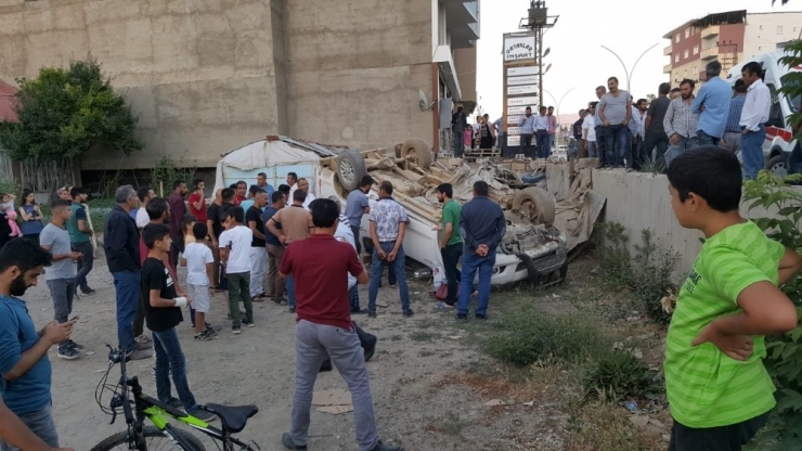 Yüksekova’da Kamyonet Takla Attı: 2 Yaralı