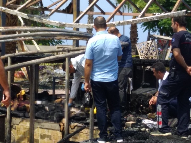 İtfaiye Ekipleri Söndürdüğü Yangın Enkazında Ceset Buldu