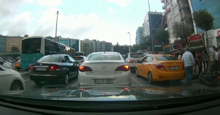 Mecidiyeköy’de Motosikletlinin Kadına Çarpma Anı Kamerada