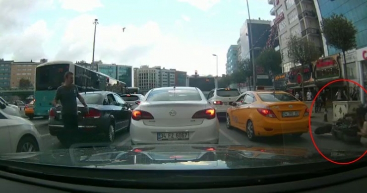 Mecidiyeköy’de Motosikletlinin Kadına Çarpma Anı Kamerada