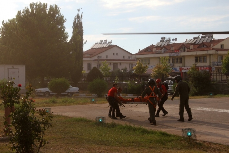 Fethiye’de Kayalıklardan Düşen Turist Helikopterle Kurtarıldı