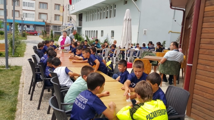 Pazaryeri Futbol Okulu Sporcularına Sağlıklı Beslenme Semineri