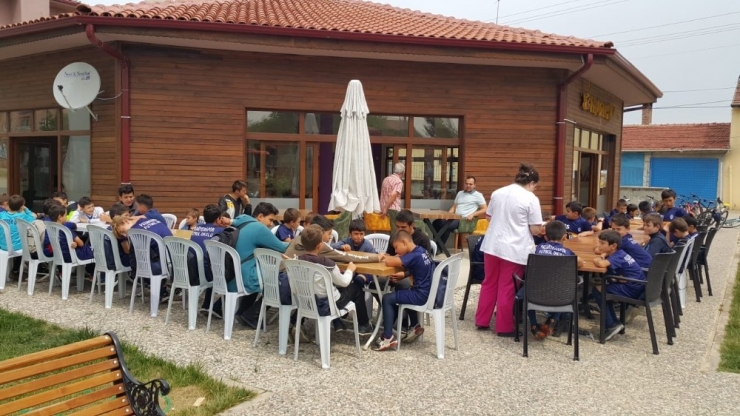 Pazaryeri Futbol Okulu Sporcularına Sağlıklı Beslenme Semineri