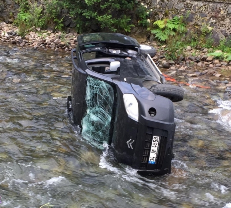 Uzungöl’de Kontrolden Çıkan Araç Dereye Uçtu: 1 Yaralı