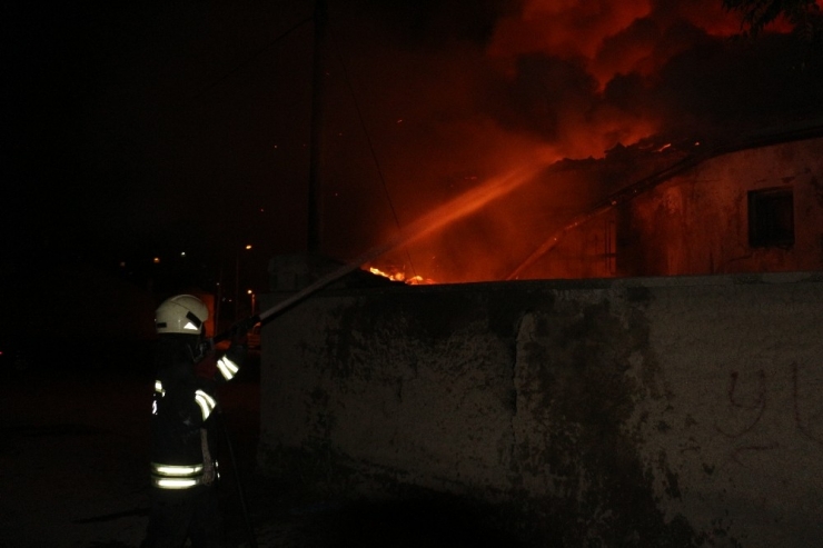 Yangın Çıkan Evdeki Vatandaşı Yanmaktan Polis Ekipleri Kurtardı